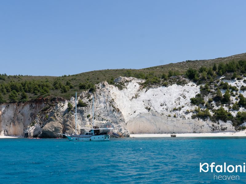 paralia asproi vraxoi 01 e252920b